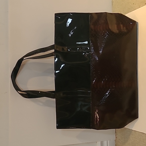 Elizabeth Arden Handbags - Purse